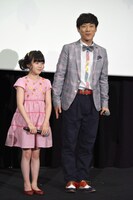 横山だいすけ（右）と本田紗来（左）。