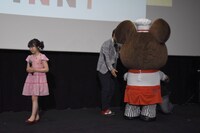 ジャッキーの手を引き、舞台端まで誘導する横山だいすけ（中央）。