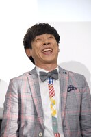 変顔を披露する横山だいすけ。