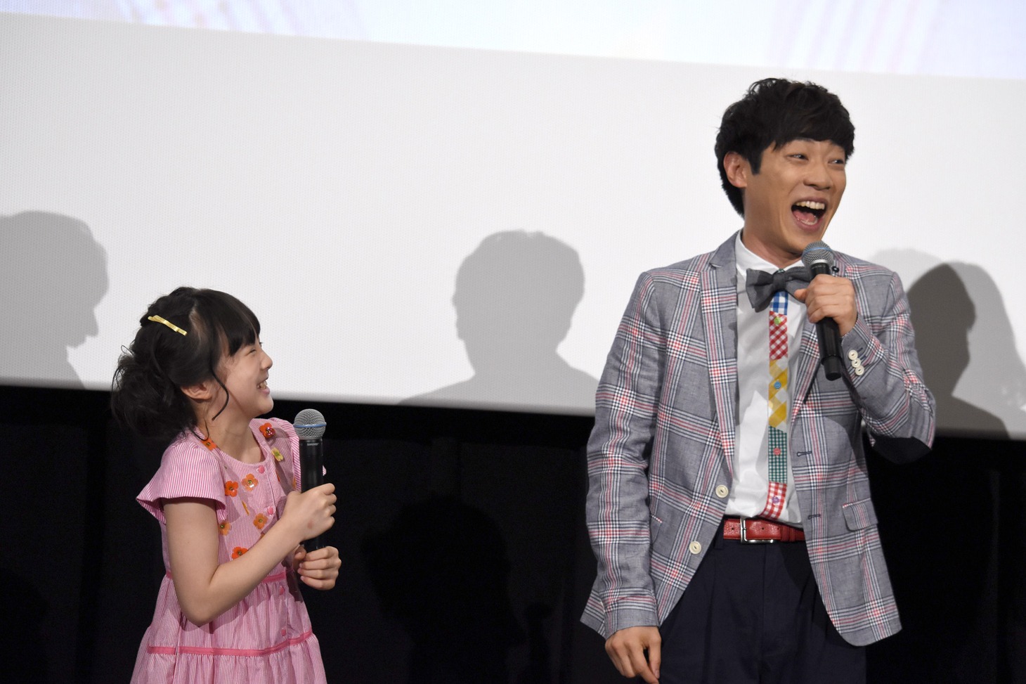 横山だいすけ（右）と本田紗来（左）。