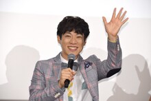 子供たちに手を振る横山だいすけ。