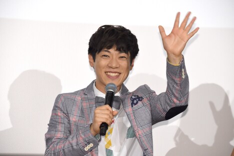 子供たちに手を振る横山だいすけ。