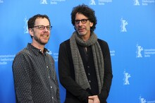 左からイーサン・コーエン、ジョエル・コーエン。（写真提供：Ralf Succo / WENN.com / ゼータ イメージ）