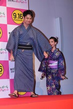 登場する妻夫木聡（左）、水原希子（右）。