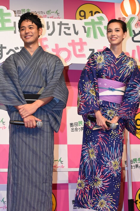 「奥田民生になりたいボーイと出会う男すべて狂わせるガール」完成披露試写会の様子。