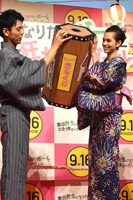 「奥田民生になりたいボーイと出会う男すべて狂わせるガール」完成披露試写会の様子。