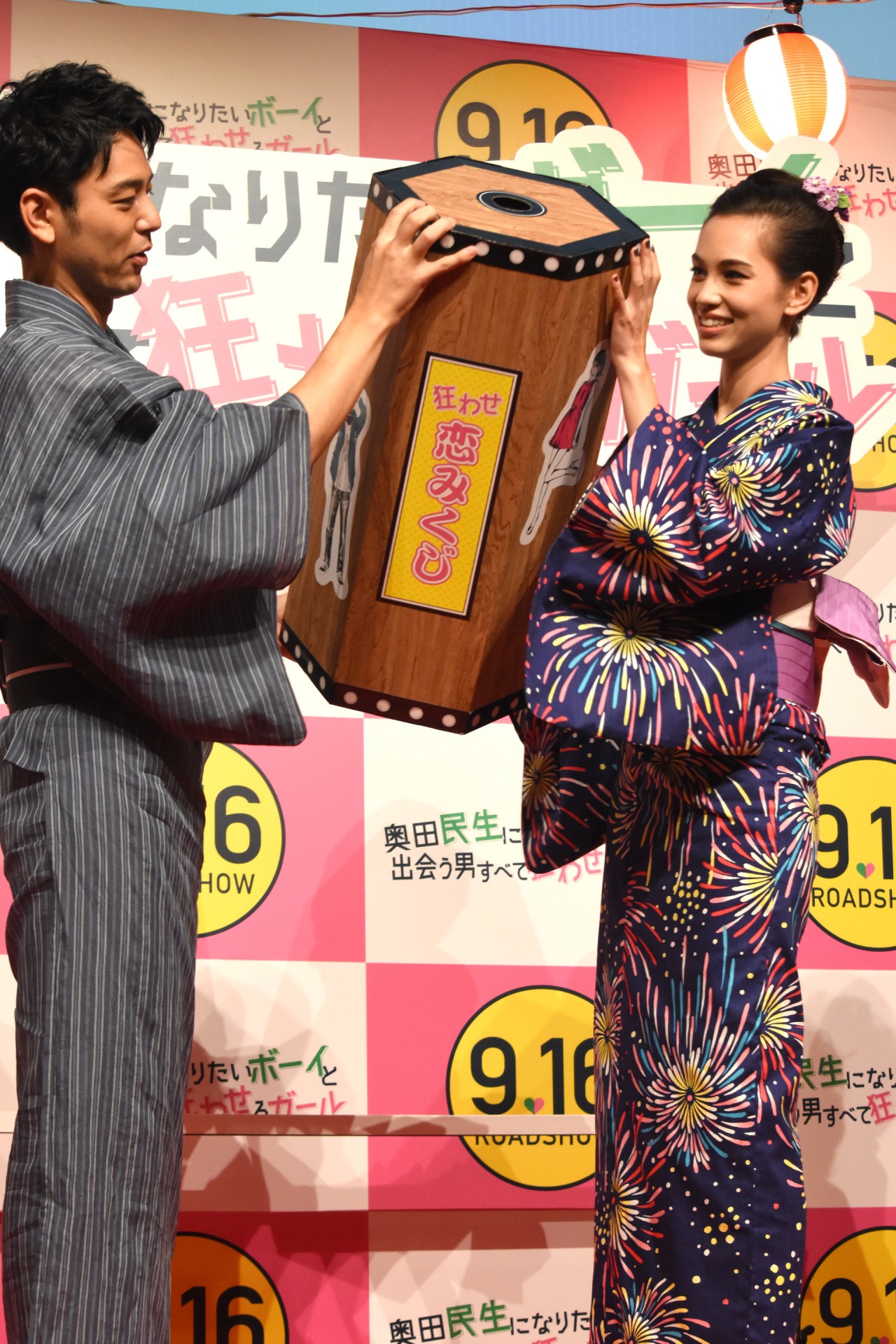 「奥田民生になりたいボーイと出会う男すべて狂わせるガール」完成披露試写会の様子。