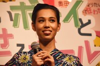 舌を出す水原希子。