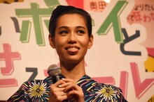 舌を出す水原希子。