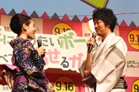 新井浩文（右）に「新井さんの怖い目が大好きです！」と言う水原希子（左）。