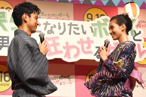 妻夫木聡（左）に「大好き！」と言う水原希子（右）。