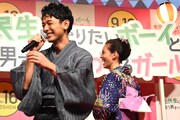 妻夫木聡（左）に「大好き！」と言ったあと爆笑している水原希子（右）。