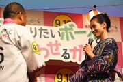 大根仁（左）に「もう！ エッチ！」と言う水原希子（右）。