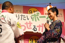 大根仁（左）に「もう！ エッチ！」と言う水原希子（右）。