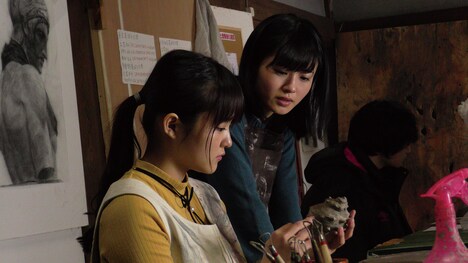 「血を吸う粘土」新場面写真