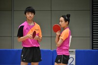 木造勇人演じる東聖哉（左）、伊藤美誠扮する田所いろは（右）。