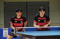 「ミックス。」より、吉村真晴演じる徳島竜司（左）、浜本由惟扮する松田萌絵（右）。