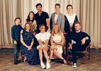 「フラーハウス」より、キャストの集合写真。