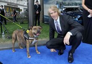 マイケル・ベイ（右）と劇中に登場する犬のフレイヤ（左）。