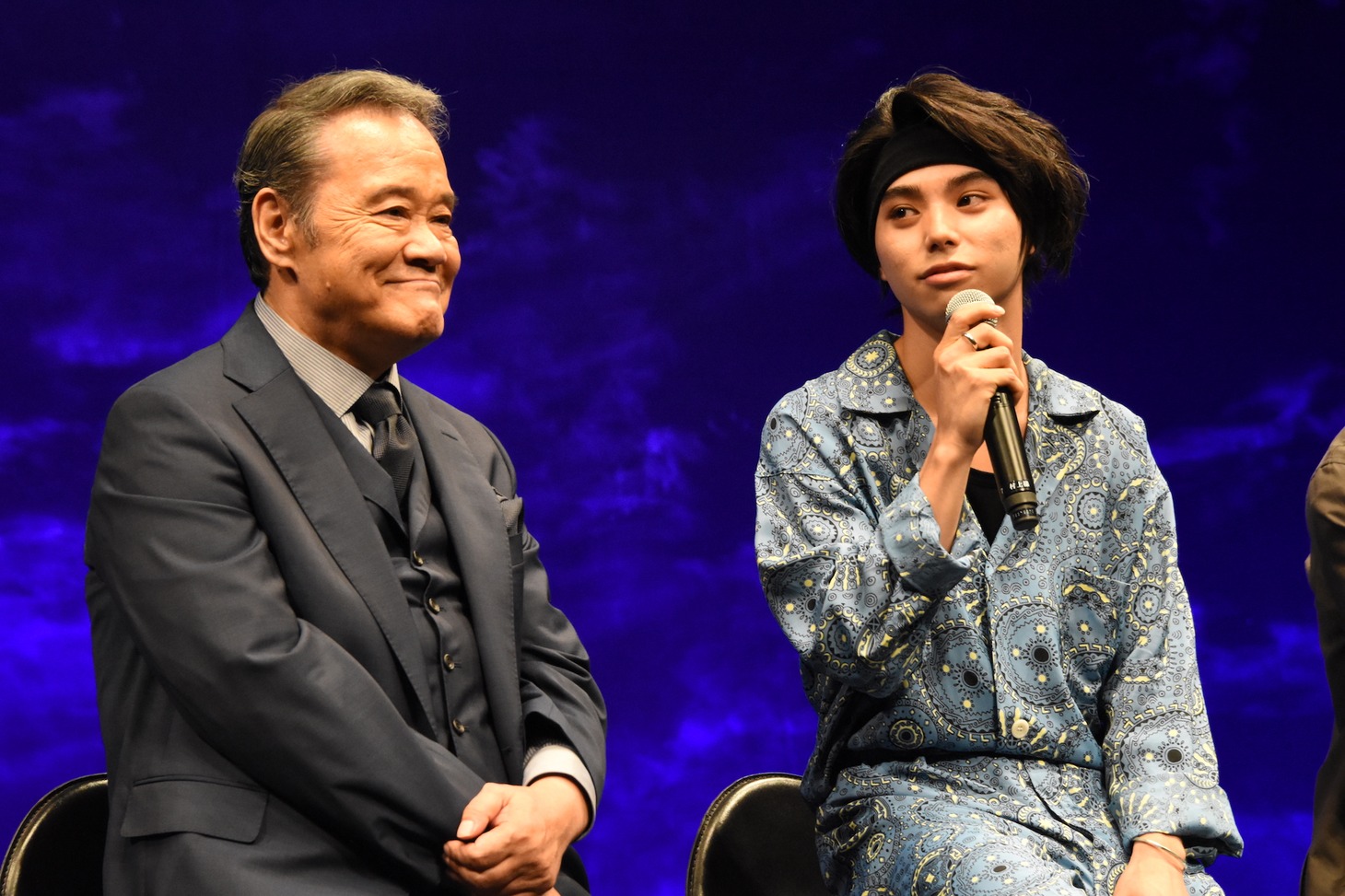 左から西田敏行、村上虹郎。