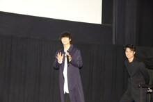 入場する窪田正孝（左）、鈴木伸之（右）。