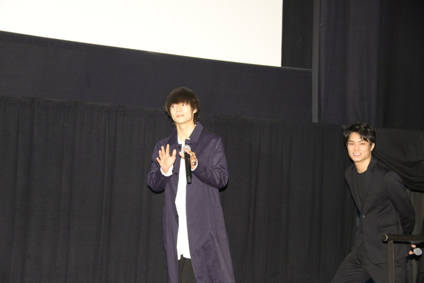 入場する窪田正孝（左）、鈴木伸之（右）。