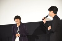 ライブに出ていたことを鈴木伸之（右）から指摘され、思わず笑う窪田正孝（左）。