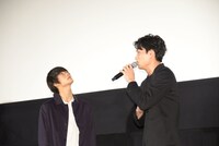 約束を迫る鈴木伸之（右）と、目をそらす窪田正孝（左）。