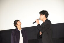 約束を迫る鈴木伸之（右）と、目をそらす窪田正孝（左）。