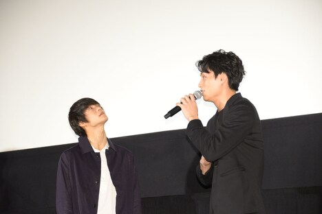 約束を迫る鈴木伸之(右)と、目をそらす窪田正孝(左)。