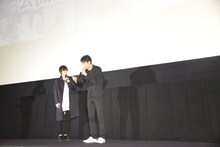 窪田正孝（左）からのLINEを待ちわびるさまを再現する鈴木伸之（右）。