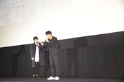 窪田正孝(左)からのLINEを待ちわびるさまを再現する鈴木伸之(右)。