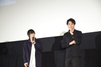 鈴木伸之（右）から全力で絶賛され、謙遜する窪田正孝（左）。