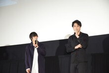 鈴木伸之（右）から全力で絶賛され、謙遜する窪田正孝（左）。
