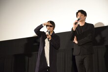 抽選で当たった観客を探す窪田正孝（左）と鈴木伸之（右）。