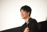 観客から好きなシーンの話を聞き、笑う鈴木伸之。