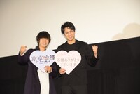 カメラマンごとにポーズを変える、サービス精神旺盛な窪田正孝（左）、鈴木伸之（右）。