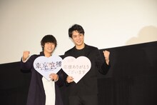 カメラマンごとにポーズを変える、サービス精神旺盛な窪田正孝（左）、鈴木伸之（右）。