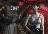 「エイリアン：コヴェナント」メイキングカット。左からリドリー・スコット、キャサリン・ウォーターストン。
