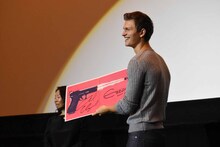 プレゼント用サウンドトラックLPに自らもサインしたアンセル・エルゴート。