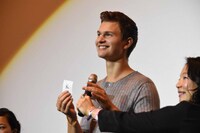 プレゼントの抽選を行うアンセル・エルゴート。