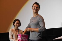 プレゼントの抽選を行うアンセル・エルゴート。