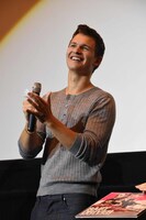 プレゼントの抽選を行うアンセル・エルゴート。