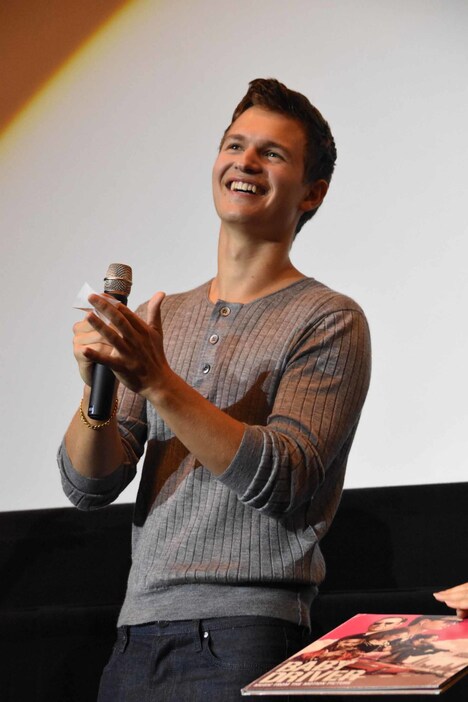 プレゼントの抽選を行うアンセル・エルゴート。