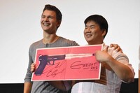 プレゼント当選者と記念撮影するアンセル・エルゴート。