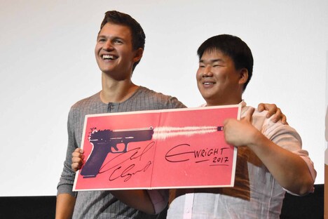 プレゼント当選者と記念撮影するアンセル・エルゴート。