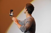 自らのスマートフォンで観客と記念撮影するアンセル・エルゴート。