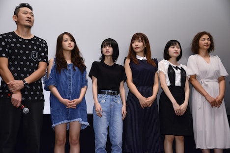 左から梅沢壮一、武田杏香、杉本桃花、藤田恵名、牧原ゆゆ、黒沢あすか。
