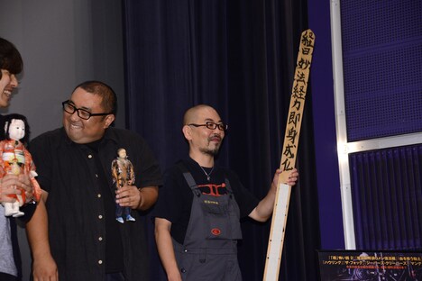 左から後藤剛、卒塔婆を持つ西村喜廣。