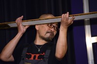 卒塔婆を会場に向ける西村喜廣。